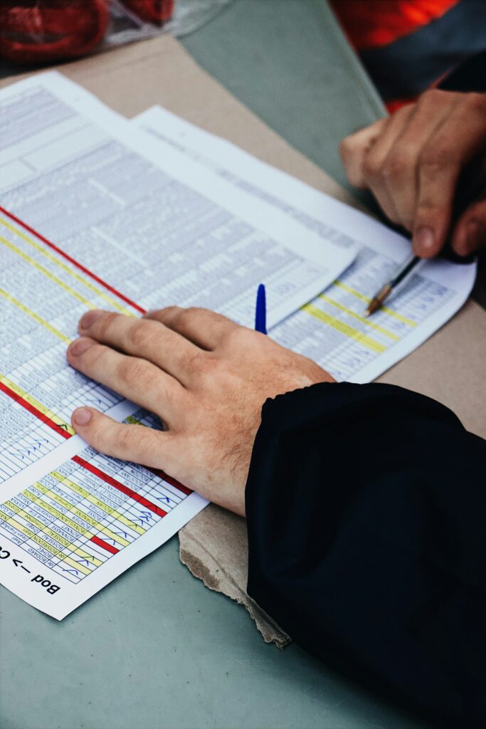 Documentos legales y de cumplimiento normativo sobre escritorio